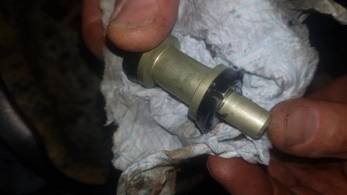 brake master cylinder rubbers split.jpg