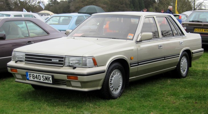 Nissan_Laurel_C32_2393cc_first_reg_November_1988.JPG