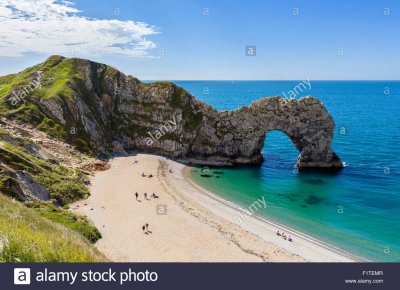 the-limestone-arch-of-durdle-door-near-lulworth-jurassic-coast-dorset-F1TEMR.jpg