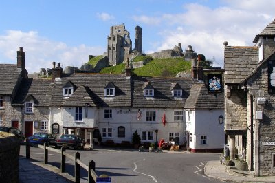 1200px-Corfe_Castle_and_Greyhound_Inn_Dorset_England.jpg