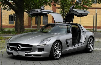 Mercedes-Benz_SLS_AMG_(C_197)_–_Frontansicht_geöffnet,_10._August_2011,_Düsseldorf.jpg