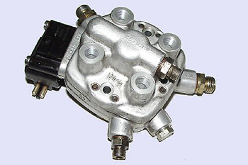 441432_121018170113_MERCEDES_4_CYL_FUEL_DISTRIBUTOR_0438101026.jpg