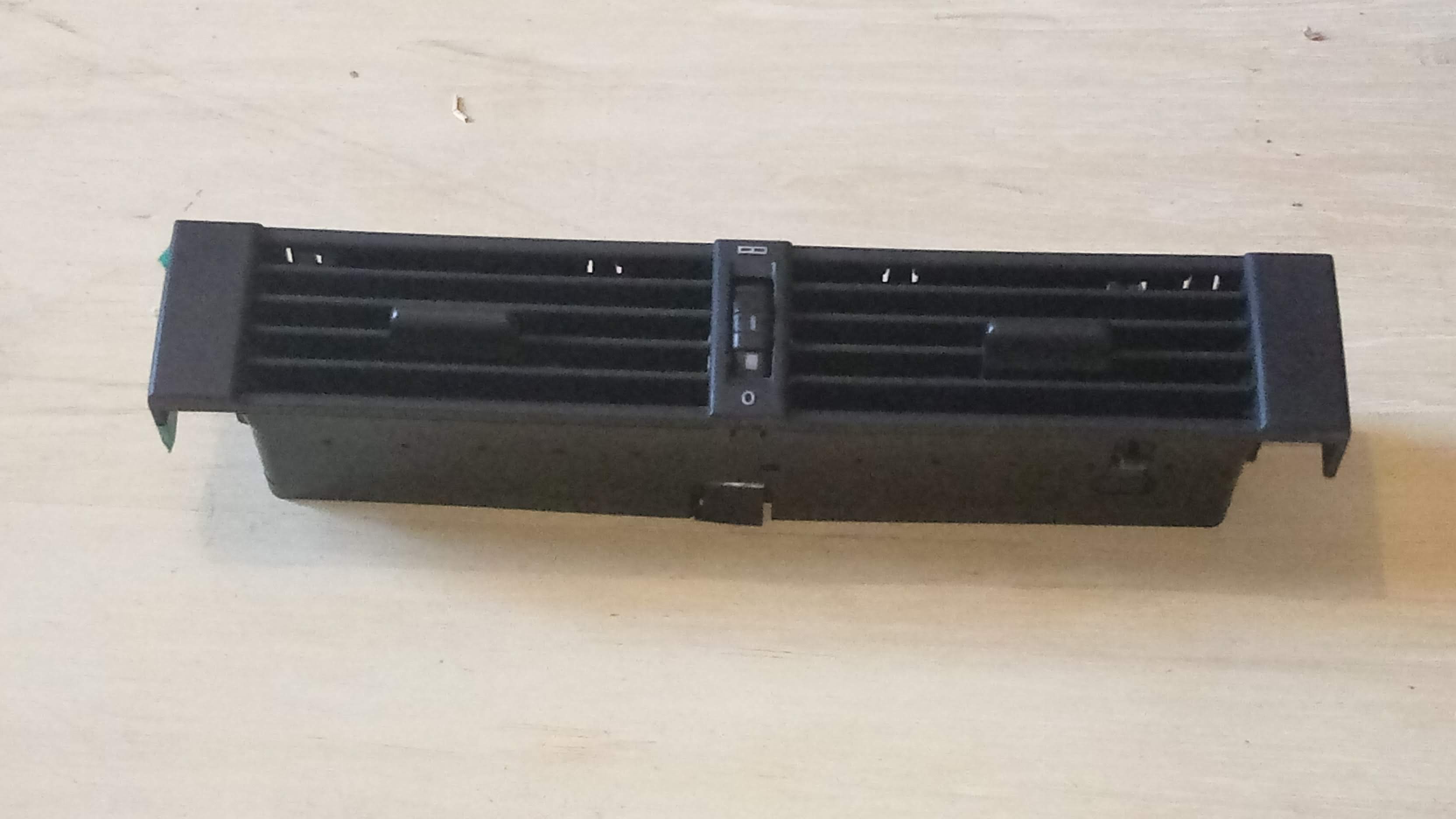 Dash center vent